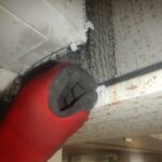 4階シャッター横 鉄骨隙間 防鳥ネット取付中