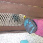 軒下換気口 パンチングメタル設置中