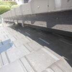 屋根重なり隙間(庭側) 侵入防止施工前の状態