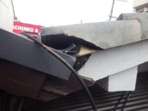 屋根上 屋根先隙間侵入防止封鎖施工前