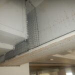 7階シャッター横 鉄骨隙間 防鳥ネット取付完了